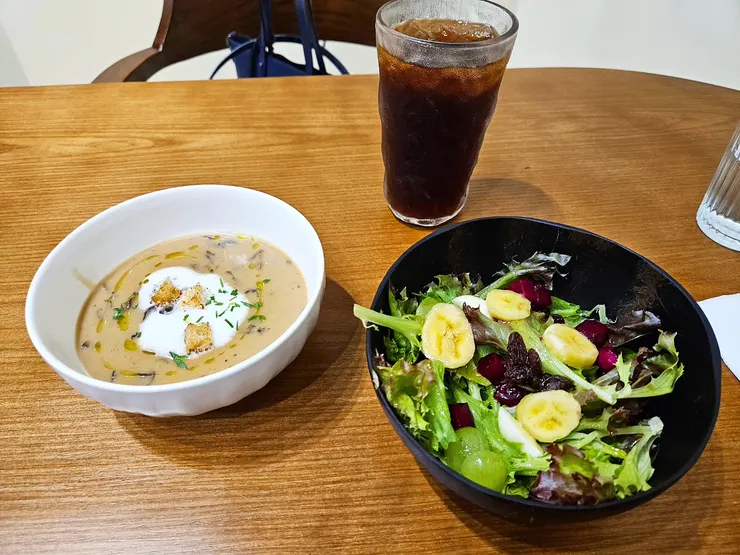 加點濃湯（這天是牛肝菌蕈菇，湯料豐富）