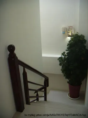 房間門口看出去的樓梯轉角，視覺上還蠻舒服的。
