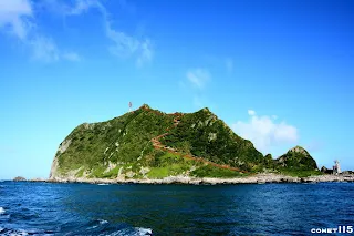 紅色線為沿著山坡與稜線而建的登山步道，箭頭處即為燈塔