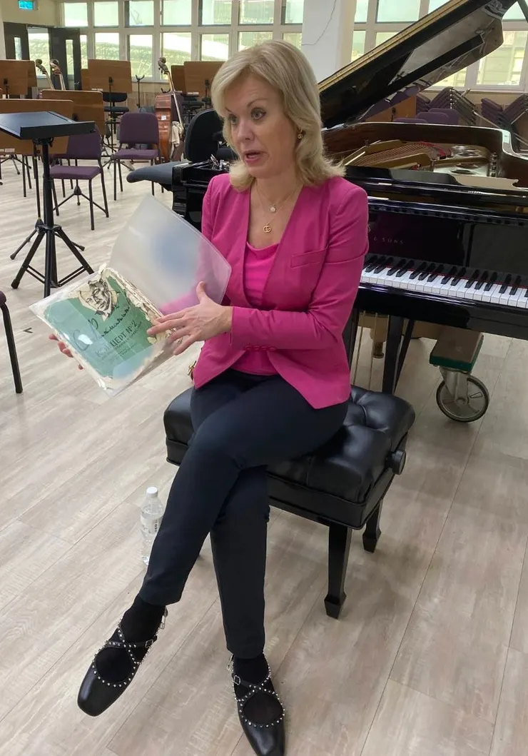 歐嘉肯恩帶著珍藏的家族樂譜旅行。