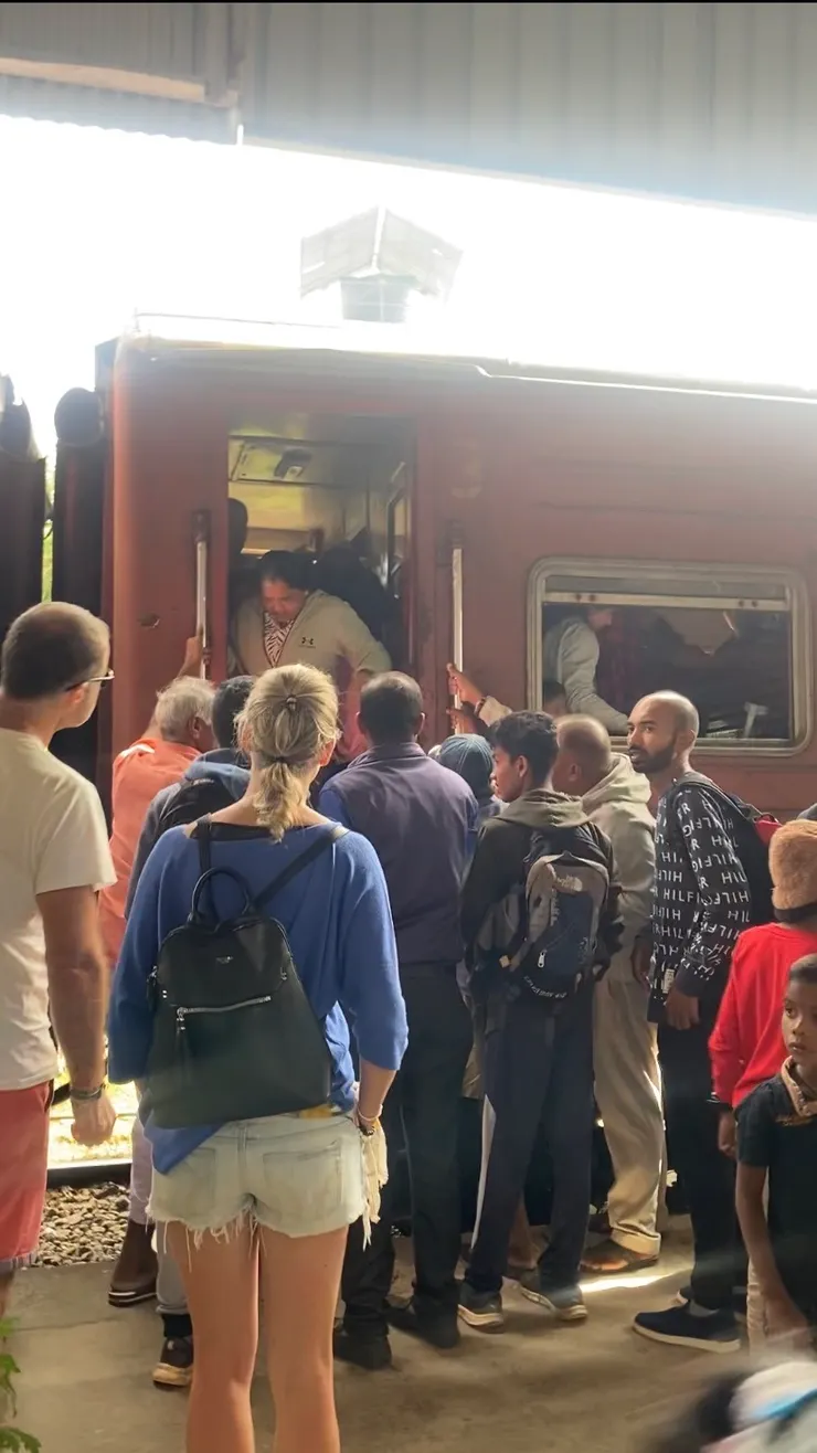 到站後看著別人變成沙丁魚