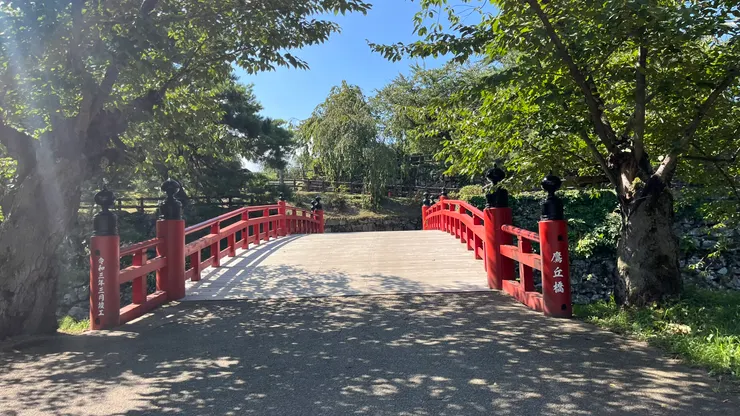 橋名「鷹丘」源自周邊昔日的地名,也暗示此區在藩政時代可能有與警備或宿舍相關的配置。