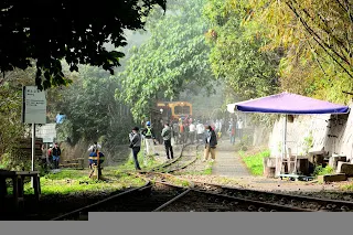 專列停靠在水平的場站內，從左上到右下為正線