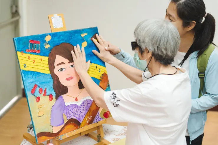 圖說：視障者「賞」畫。