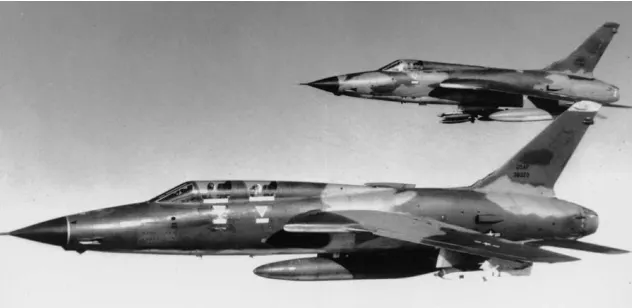 攜帶百舌鳥和集束炸彈的F-105編隊。實際上北越防空陣地的損失多數都是傳統彈藥,特別是集束炸彈的功勞,反輻射飛彈不僅命中率不高且即便命中毀傷也很有限,起到的作用主要是壓制。