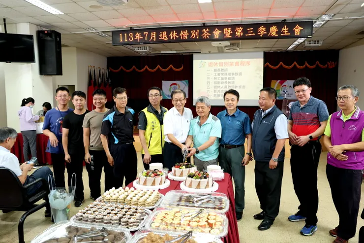【退休茶會結束，慶生會開始。廠長與壽星代表切蛋糕。】