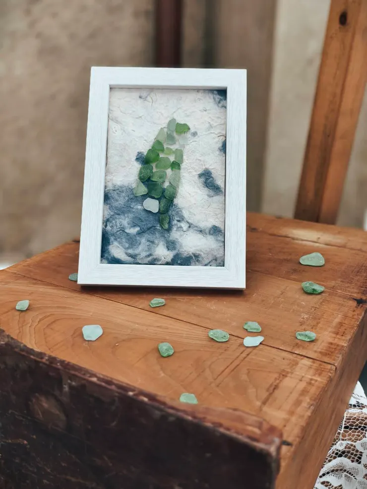 拼貼心中的島嶼。當海玻璃遇上再生紙,我們修復的不只是廢棄物,更是內心的秩序。