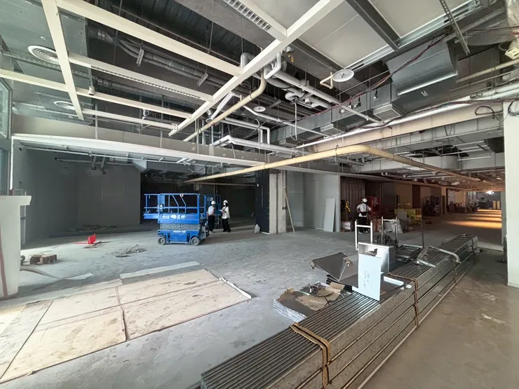 二旭鍋桃園青埔店施工前的原始工地狀態，展示寬敞但尚未規劃的毛胚屋場景。