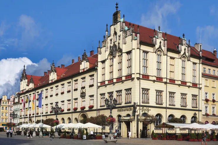 新市政廳較完整樣貌，此張圖取自維基分享。