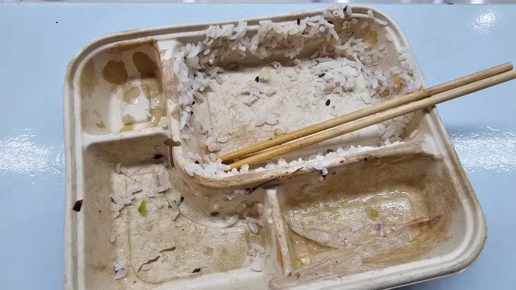 唯一美中不足之處是吃到最後飯粒會黏在便當盒上!