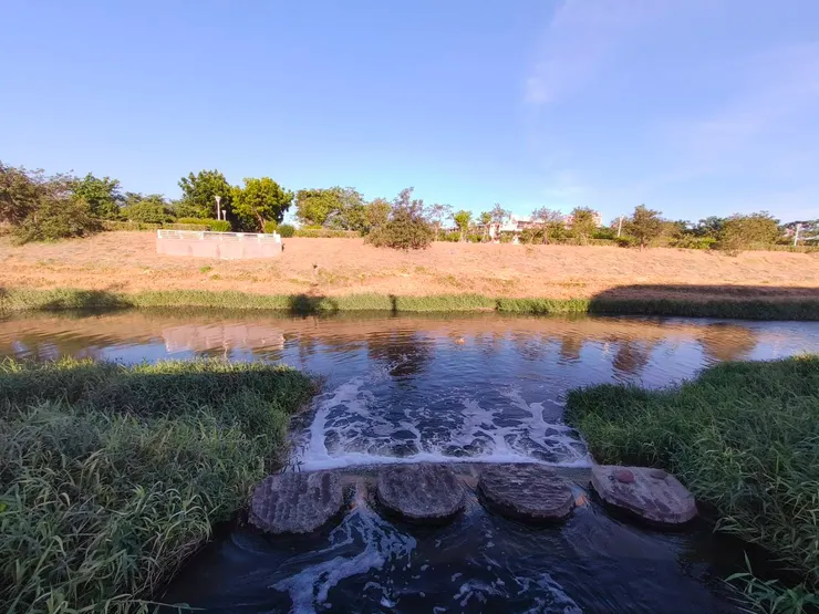 汙水處理廠將處理過的水排入鳳山溪