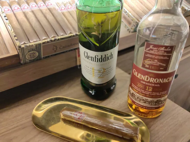 格蘭菲迪12與格蘭多納12，都蠻適合搭配辛香料口感重的雪茄