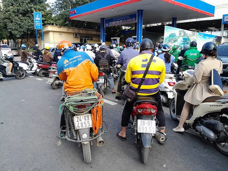 越南首都河內某加油站外的排隊隊伍,攝於 2026/03/10。Baophucminh53G, CC BY-SA 4.0, via Wikimedia Commons