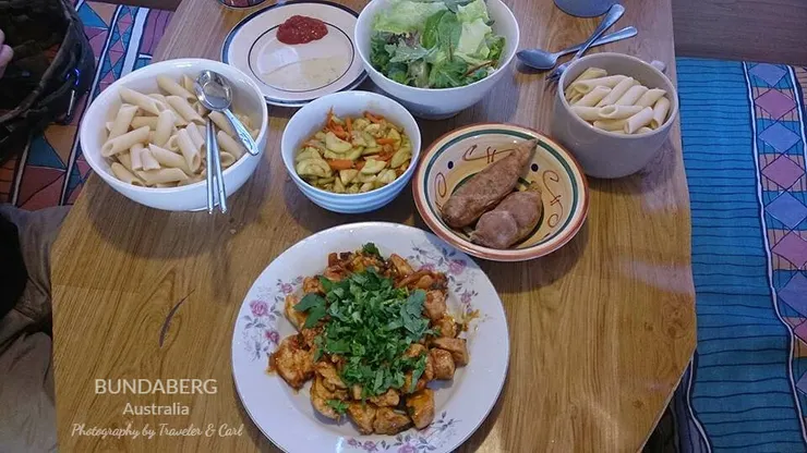 Bundaberg 午餐，義大利麵當主食，嘗試做雞丁、櫛瓜料理，地瓜用微波爐煮熟