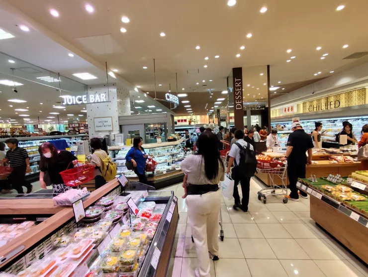 老婆抱珍豬逛超市，因為急著買食物，不想轉頭的母子😂😂