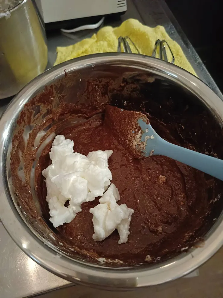 先加入小部份打發蛋白輕輕拌勻