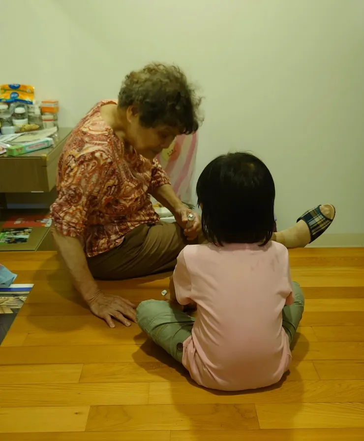 跳跳糖和糖阿媽自在用阿媽的母語聊天