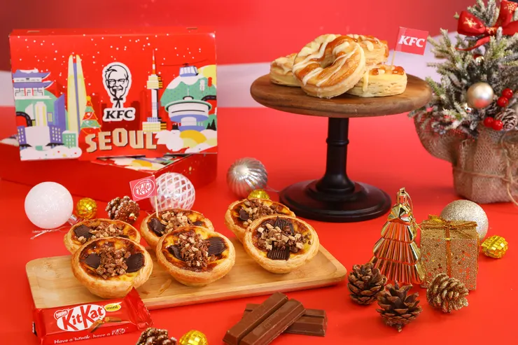 肯德基攜手 KITKAT®推出「奇巧可可流心三重奏蛋撻」，增添節慶濃郁可可香；「草莓奶油比司吉」一口感受冬日甜點的幸福氛圍