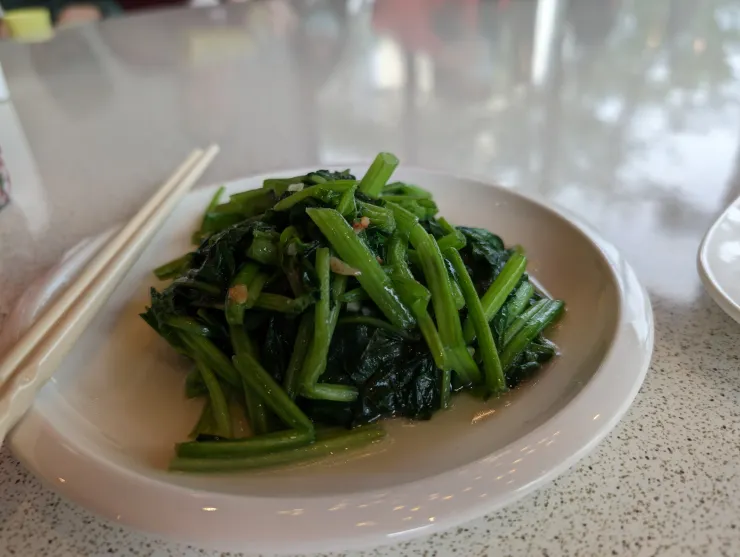 青菜炒得很水嫩喔