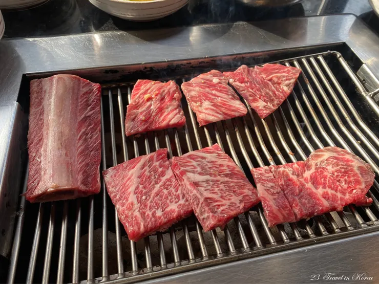 先從生排骨（생갈비）開始烤