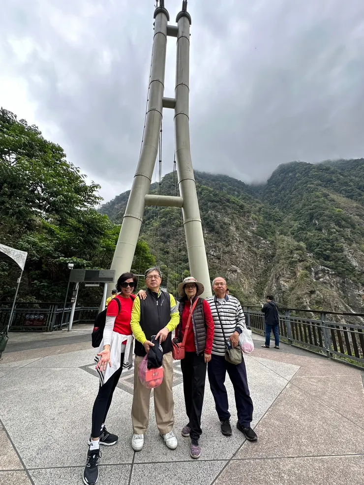 【同學們在山月吊橋前。佳源攝。】
