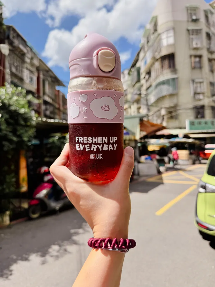 先泡熱茶，再裝冰塊變冰茶也OK