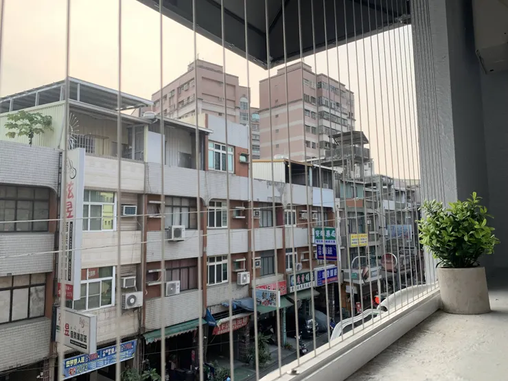 301 房的陽臺隱形鐵窗，增加安全性的同時也讓貓咪可以盡情曬太陽。