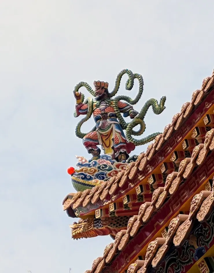 屋脊上生動神像（圖片截圖於網路）