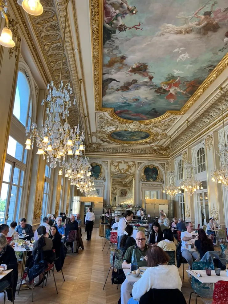 這麼金碧輝煌的餐廳