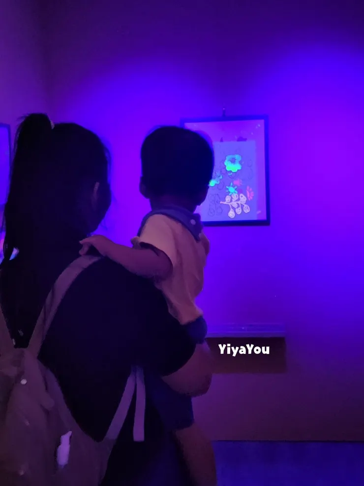 跟寶寶觀賞自己畫的螢光畫，很特別的體驗