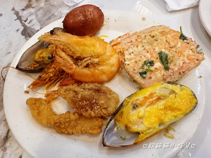 儘量避免海鮮食物，這鮭魚大概是喵這輩子吃過最「柴」的了，孔雀蛤吃完嘴巴還會癢癢的…(´･ω･`)