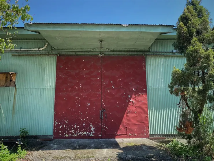 作為材料室使用的綠色倉庫的東側門（2025年，筆者拍攝）