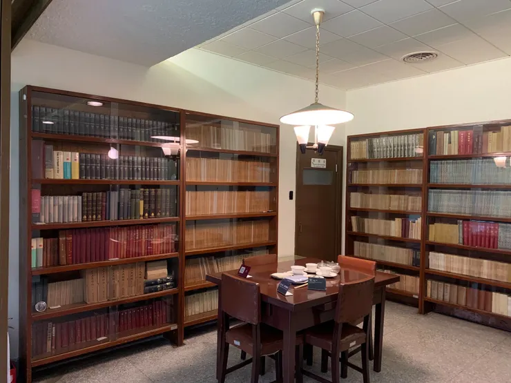 胡適故居餐桌廳及書架(室內禁止拍攝,圖片來源:胡適紀念館)