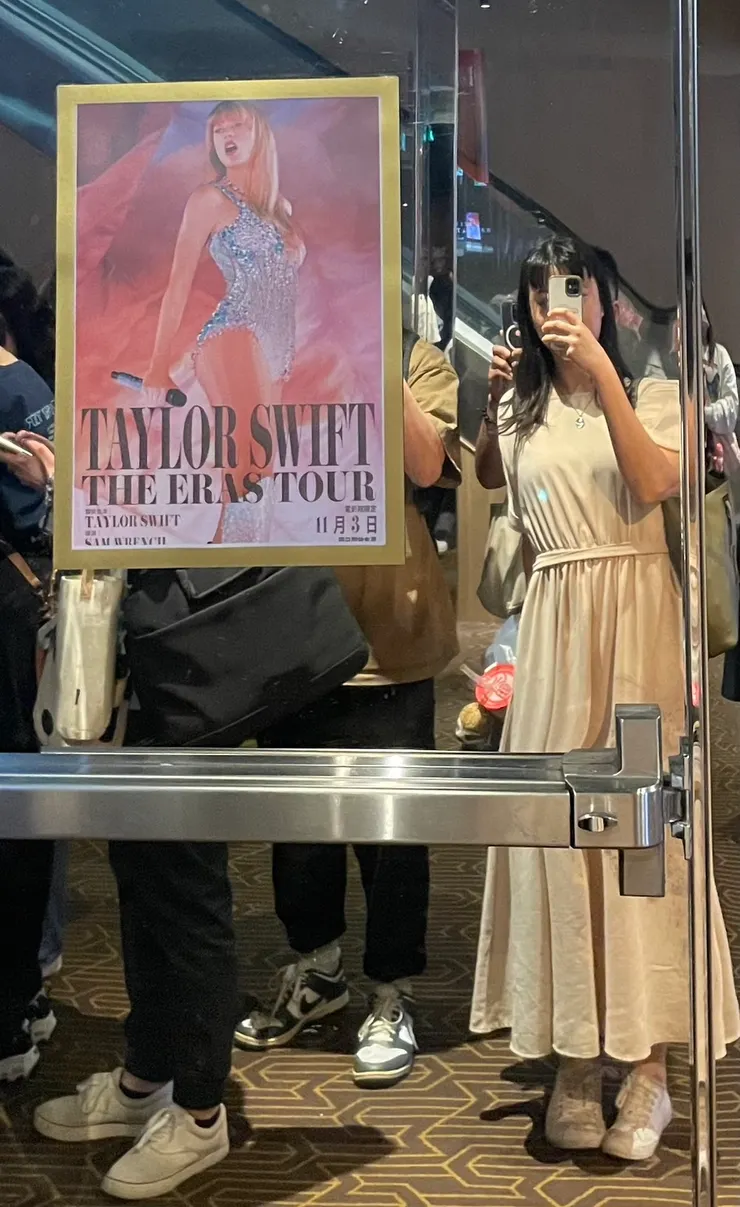 自己來跟TayTay的海報合照一張!