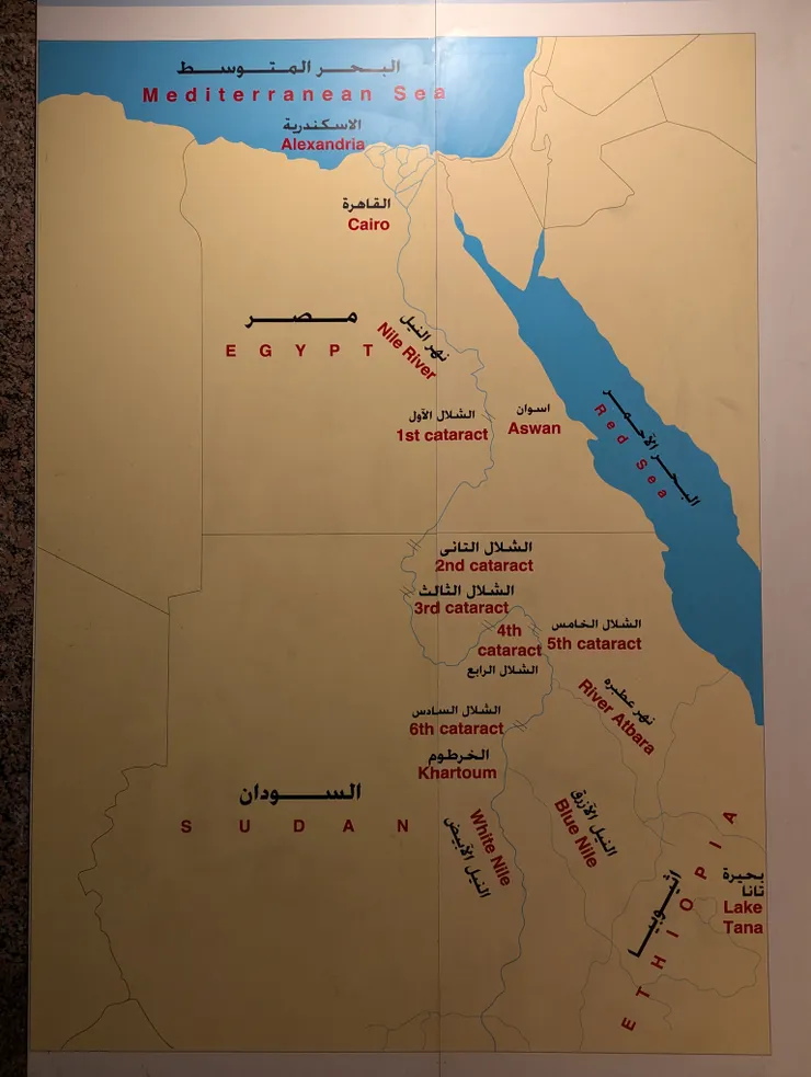 尼羅河總共有六個瀑布,第二至第五瀑布皆在蘇丹境內,第一瀑布則位於埃及阿斯旺,即知名的「阿斯旺傳奇老瀑布酒店」的命名來由。(攝於2025年,努比亞博物館)