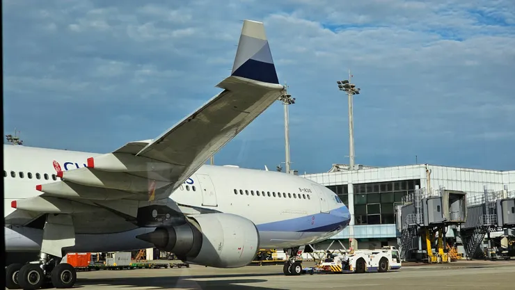 這是在桃機B4登機門正在後推的華航空中巴士A330-300航機!