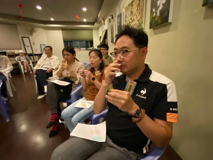 嗅、聞非樟樹而是肉桂的枯葉