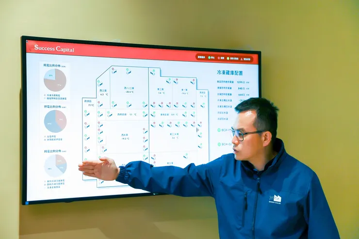 綠豐興業總經理許祐峰解說，搭配AI智能系統，讓每一度電都用在刀口上，為高耗能產業打開永續轉型新解方。（資料來源：綠豐興業）
