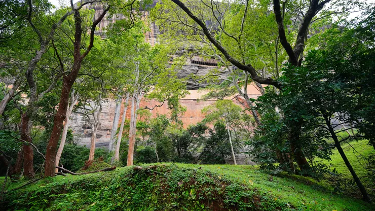 看到上方洞穴了嗎？裸女壁畫就在裡面。先登頂回程再去。