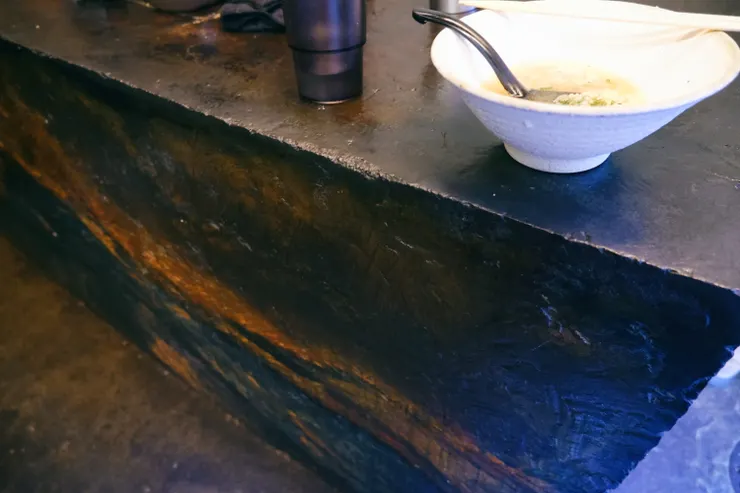 店內立食的桌檯，是來自滋賀陶藝家橋本知成的作品。