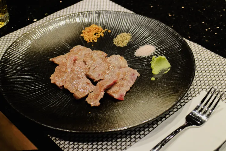 鮮甜柔嫩的美國 PRIME 無骨牛小排。(攝影/卓芳妤)