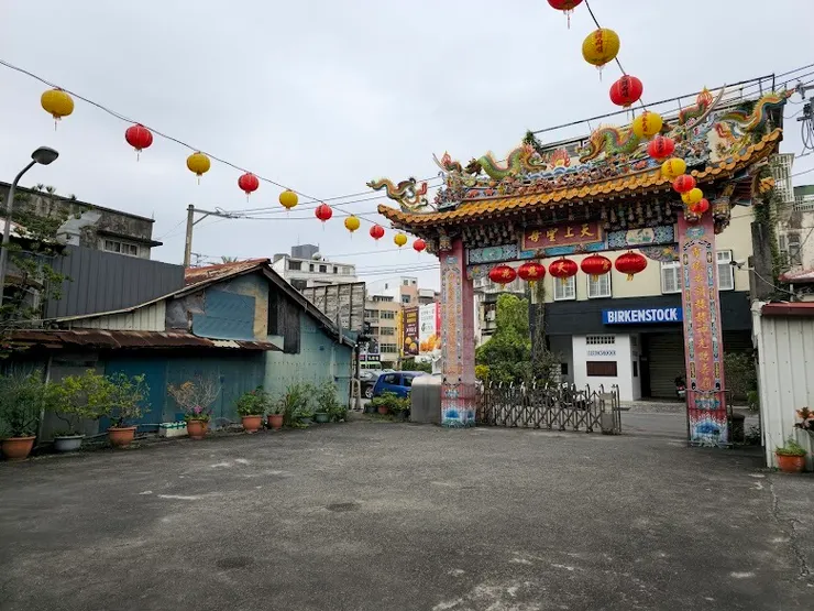 莊嚴肅穆的牌樓（圖片截圖於網路）