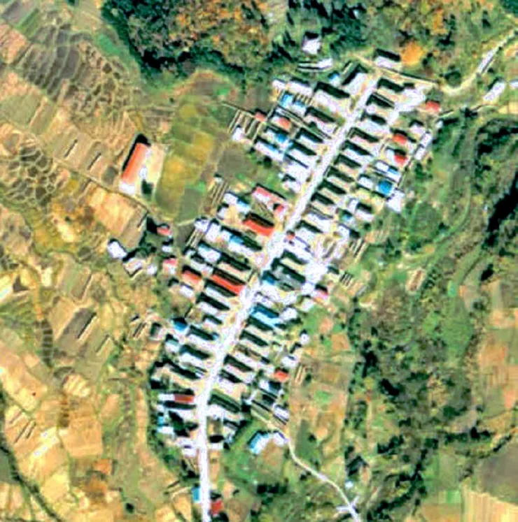 1976年時的大內宿,屋頂因為大多換為鍍鋅鐵板或鋼板材質,顏色五花八門/照片來源:維基百科