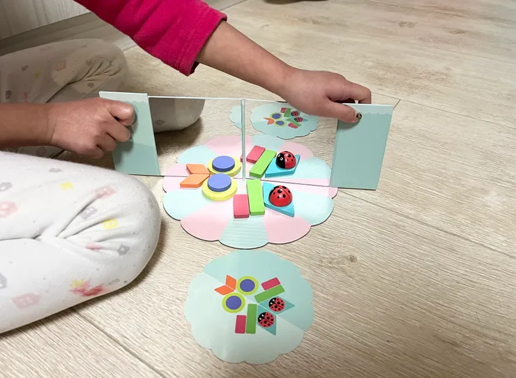 鏡像反射對小小來說很神奇~