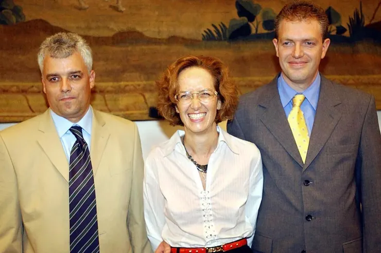 林白與德國女子的私生子女們 MUNICH, GERMANY: A picture taken 14 August 2003 shows Astrid Bouteuil and her brothers Dyrk Hesshaimer (L) and David Hesshaimer. DNA tests have confirmed that all-American hero and aviator Charles Lindbergh fathered three illegitimate children in Germany, their spokesman said 28 November 2003. In a statement, he said the tests supported their assertions that Lindbergh, who won instant celebrity for making the first solo, non-stop transatlantic flight in 1927, was their father. AFP PHOTO/DDP/JOERG KOCH GERMANY OUT