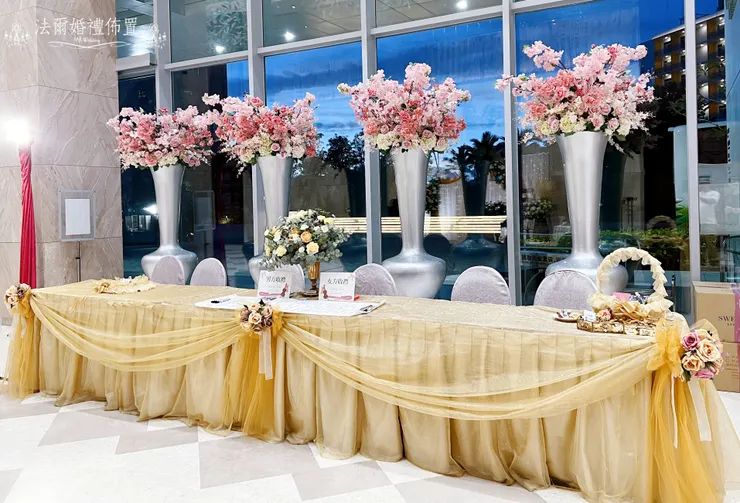 #福爾摩沙遊艇酒店-幸福檸檬黃-法爾婚禮佈置   用溫暖的檸檬黃色系搭配玫瑰與綠植，打造出宛如在陽光下野餐的輕柔氛圍。花門、木桶、燈串、吉他與小帳篷，希望賓客一踏進來，就感受到輕鬆與喜悅。   幸福不只是色彩，是你們看向彼此時，眼裡的光。 私訊預約諮詢，帶著你的夢想，我們來實現！ 用專業佈置，讓你的故事閃耀動人！  讓我們一起見證您人生中最重要的時刻！ 歡迎FB或 IG私訊詢問與我們預約哦~ *平日一~五下午 2:00 到晚上 9:00 都可以預約來門市哦!! *(若需假日前來可以另外和我們再約時間哦!!) 法爾婚禮佈置地址: 台南市東區文化路131號 車子可以直接停在我們門口喔!~ 台南婚禮 #台南婚禮佈置推薦 #台南婚禮佈置 #南部婚禮佈置 #高雄婚禮佈置 #嘉義婚禮佈置 #屏東婚禮佈置 #婚禮佈置 #家宴婚禮佈置 #戶外婚禮佈置 #中國風婚禮佈置 #中式婚禮佈置 #大理石 #秀和服 #漢唐婚禮 #尾牙佈置 #flower #tainan #台南 #decor #台南婚禮 #FARweddings