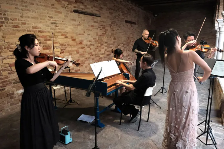 那部古鍵琴（Harpsichord）上印著「Giuseppe Ciocca Riccia 2002」製作人及年份