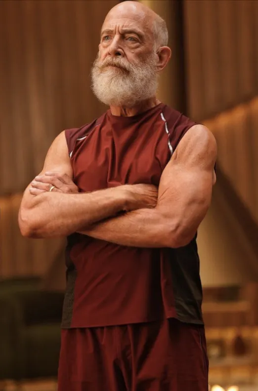 聖誕老人(代號紅一)由J.K西蒙斯(J.K Simmons)飾演