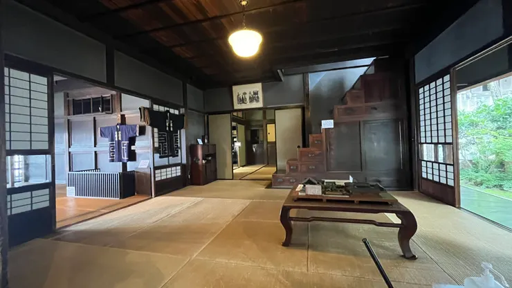 內部重現百年前的生活空間。