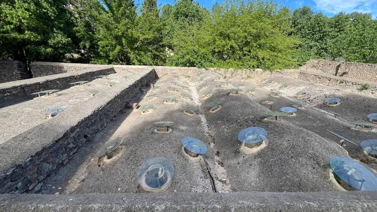 阿拉伯浴場的屋頂天窗， 低矮的圓形隆起蓋著透明面板。